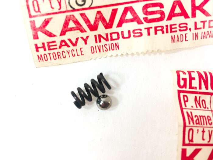 92081-020 NOS Kawasaki Z1 Kick Pedal Spring with Ball - Image 2