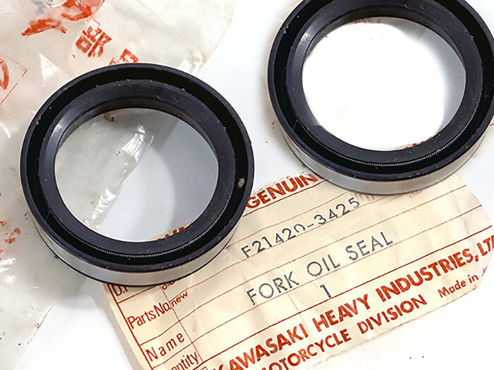 44009-007 NOS Kawasaki H1 500 W1 Fork Seal Set